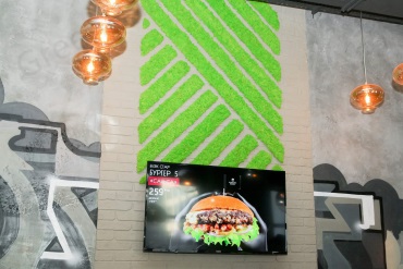Black Star Burger стена из мха